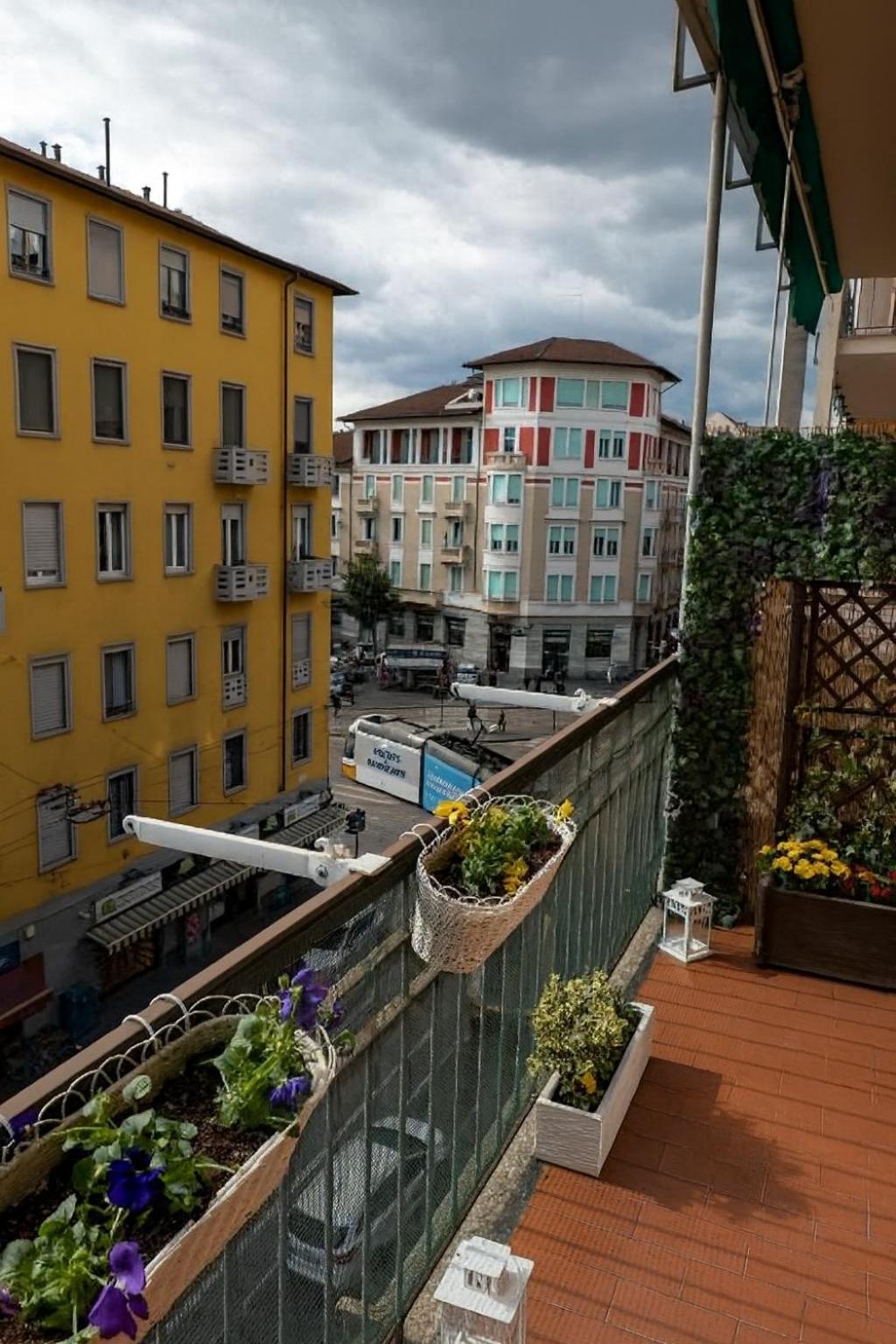 Beautiful Floral Apartment On Navigli — Photos 2