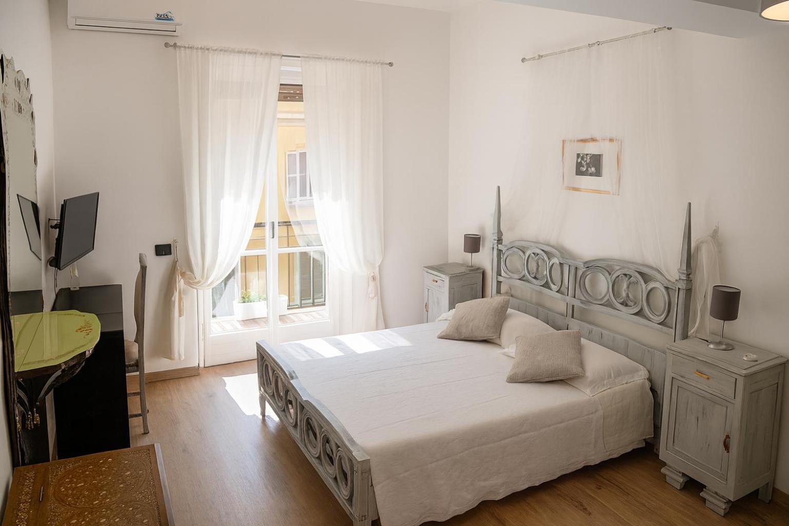 Beautiful Floral Apartment On Navigli — Photos 3