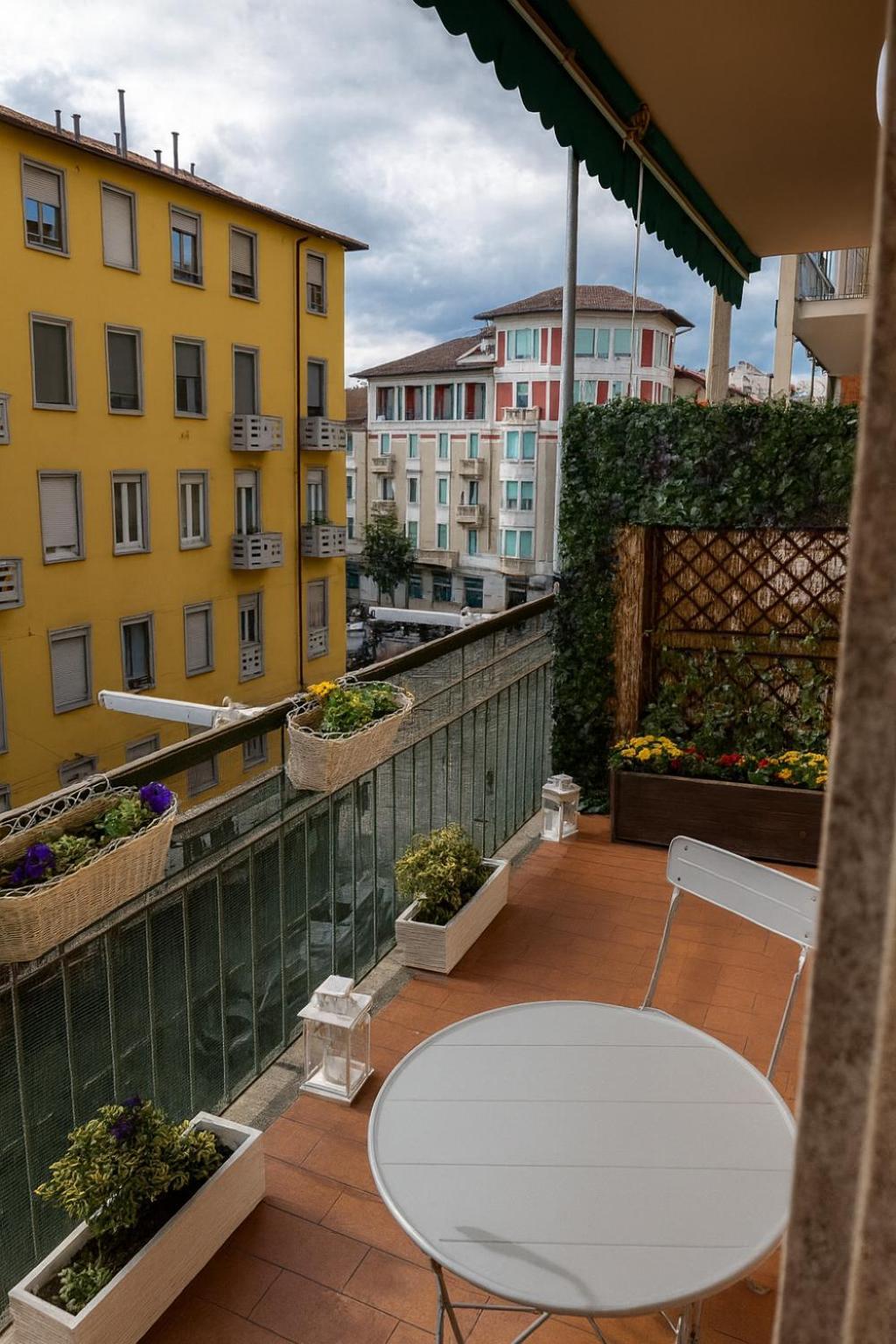 Beautiful Floral Apartment On Navigli — Photos 1